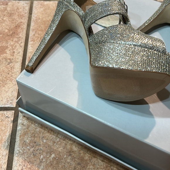 Michael Kors Berkley Silver Glitter Leather Zip Peep Toe T Sandals Heels, 61/2 M - Picture 9 of 9